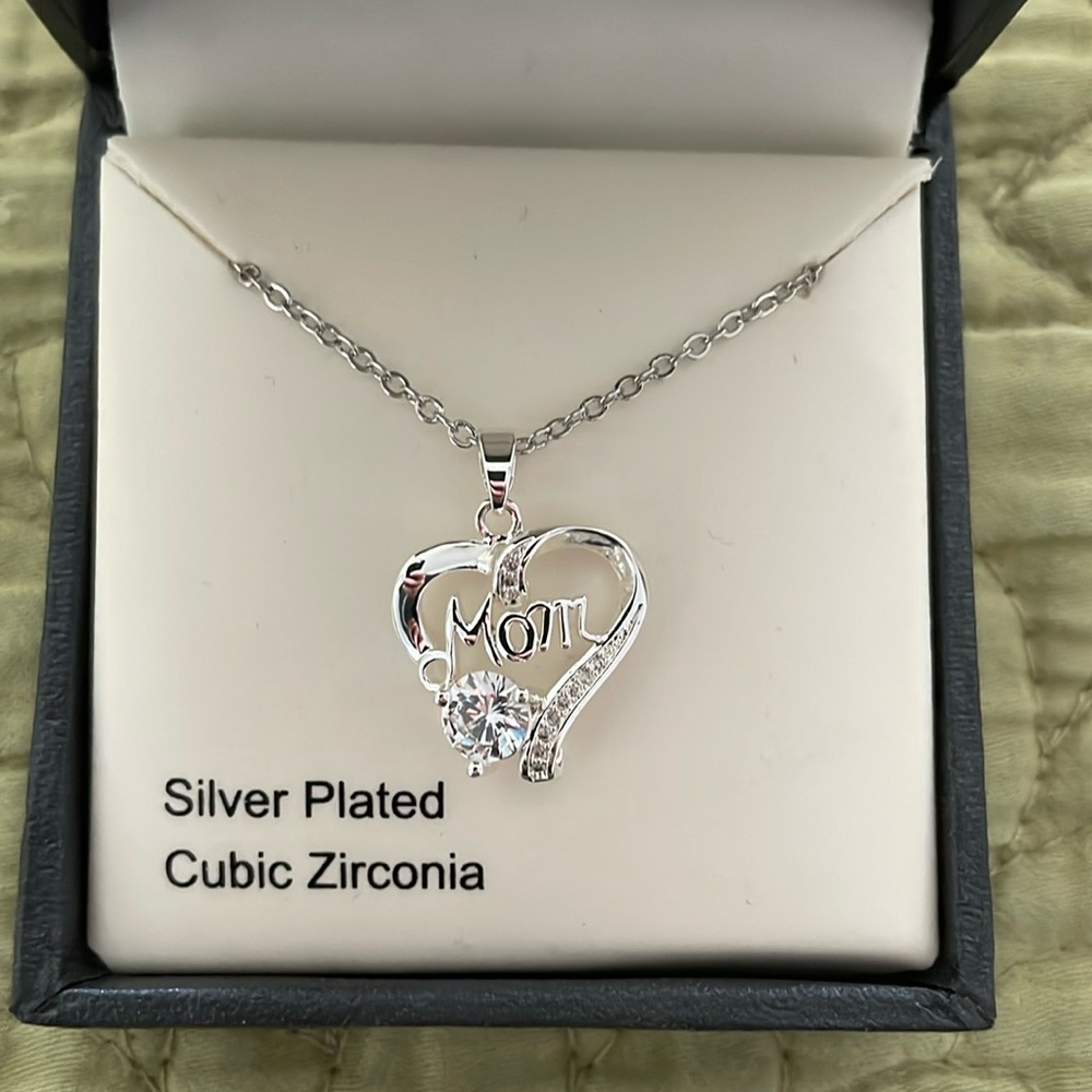 Silver chain with mom heart pendant